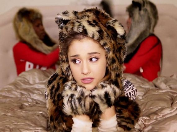 Ariana-Grande -Santa